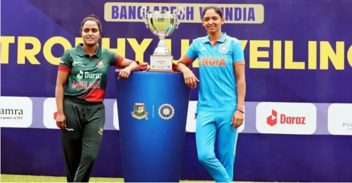 Image showing Asha Sobhana and Sajana Sajeevan, two cricketers, celebrating with their teammates.